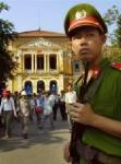 Poliziotto davanti al tribunale di Città Ho Chi Minh