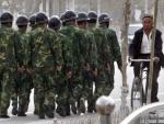 Poliziotti cinesi in una strada dello Xinjiang, 5 aprile 2008