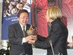 E. Bonino consegna il premio al presidente Elbegdorj