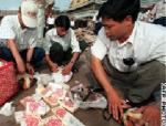 Funzionari vietnamiti ispezionano droga prima di distruggerla
