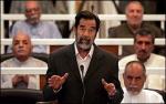 Saddam Hussein, alle sue spalle i co-imputati Saddam Hussein, alle sue spalle i co-imputati