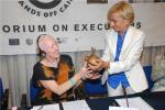Gail Chasey riceve il Premio da Emma Bonino Gail Chasey riceve il Premio da Emma Bonino