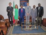 Incontro al Senato: da sinistra Marco Perduca, Elisabetta Zamparutti, André Obami Itou (Presidente del Senato), Francesco Paolo Venier (Ambasciatore italiano a Brazaville), Benjamin Boukoulou (Primo Vice Presidente del Senato e Presidente del Comitato di Amicizia Italia-Congo), Gabriel Oba-Apounou (Presidente della Commissione Esteri del Senato)