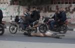 Il cadavere trascinato dai militanti di Hamas Il cadavere trascinato dai militanti di Hamas