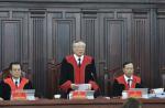 Il presidente della Corte Suprema, giudice Nguyễn Hòa Bình (centro)