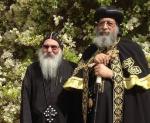 Il vescovo Epifanio (sin) con Papa Tawadros II Il vescovo Epifanio (sin) con Papa Tawadros II