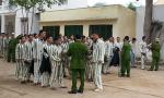 Agenti e detenuti in un carcere del Vietnam Agenti e detenuti in un carcere del Vietnam
